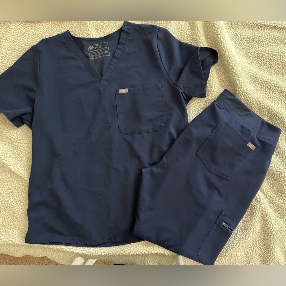 Navy Figs Scrub set in XL (Women’s)